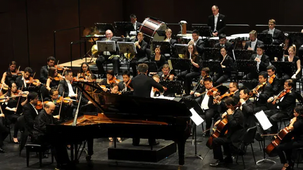 CONCERTO  Aos 20 anos, uma nova voz no piano brasileiro